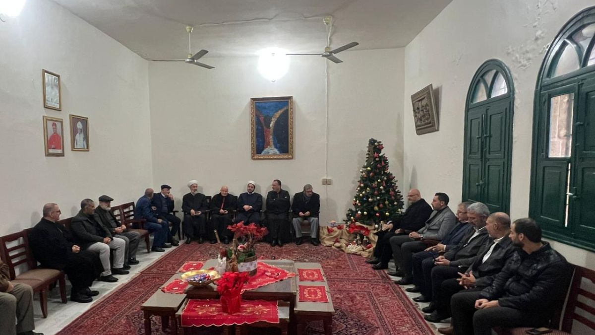 وفد من حزب الله جال على كنائس صور مهنئاً بالأعياد المجيدة، ا26-12-2022