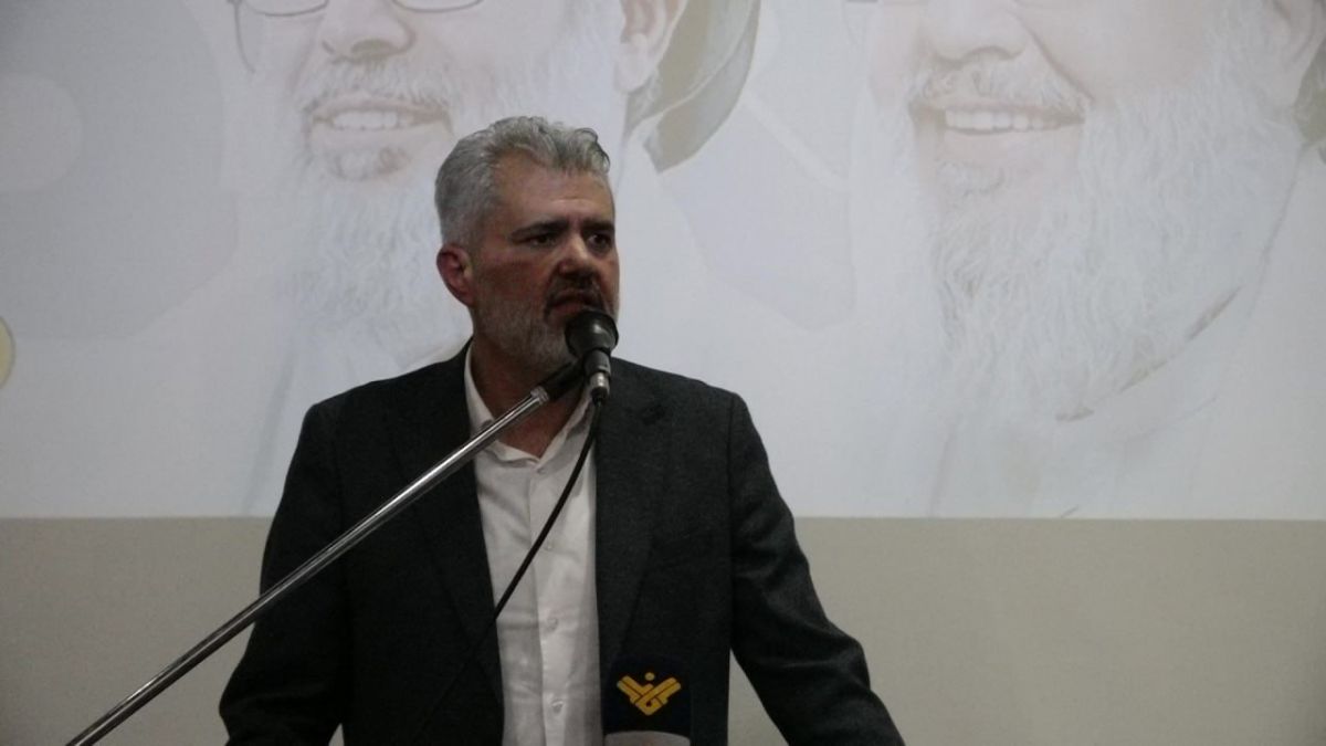 النائب رائد برو من زيتون الكسروانية.