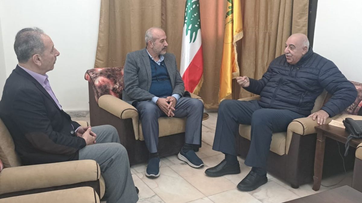 الشيخ عطالله حمود  معاون مسؤول العلاقات الفلسطينية في حزب الله يستقبل ممثل لجنة كي لا ننسى مجزرة ‏صبرا وشاتيلا في لبنان مدير عام بيت اطفال الصمود الفلسطينية  الاستاذ  قاسم عينا11-12-2025  ‏